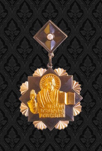 В 2011 году президент Армении Серж Саргсян подписал указ о награждении Самвела Карапетяна орденом Святого Месропа Маштоца